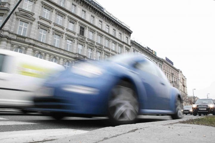 Schnelles Auto unterwegs auf Straße