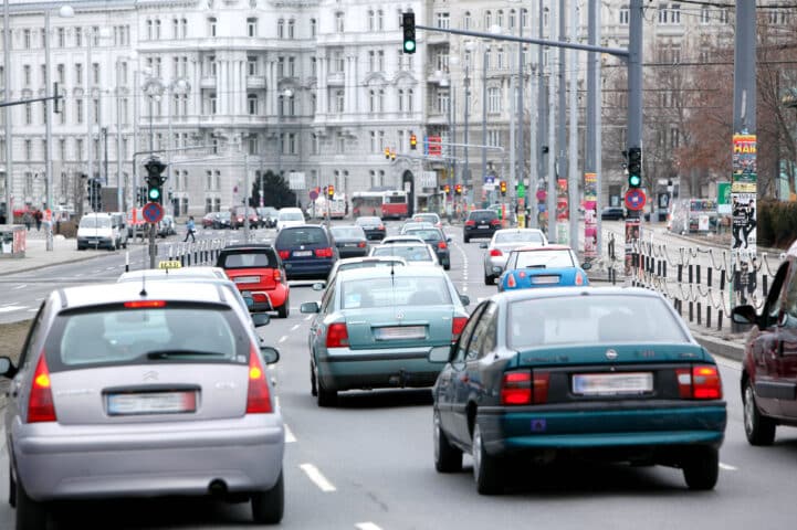 Mann fährt ohne Führerschein im Auto.