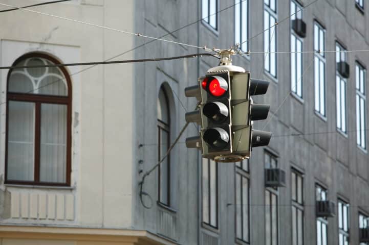 Rote Ampel über einer Kreuzung